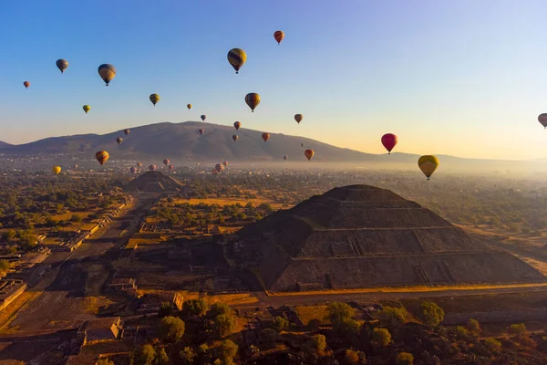 Teotihuacan Piramidinin Üzerinde Sıcak Hava Balonunda Gün Doğumu — Stok fotoğraf