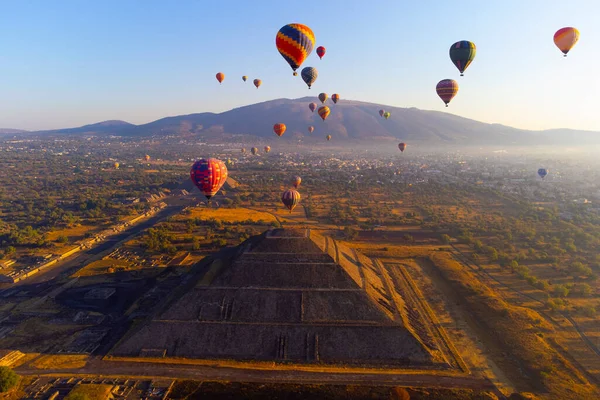Sunrise Hot Air Balloon Teotihuacan Pyramid — ストック写真
