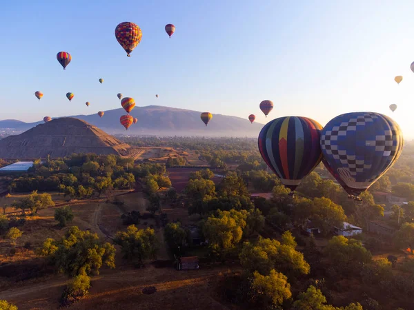 Sunrise Hot Air Balloon Teotihuacan Pyramid — Foto Stock