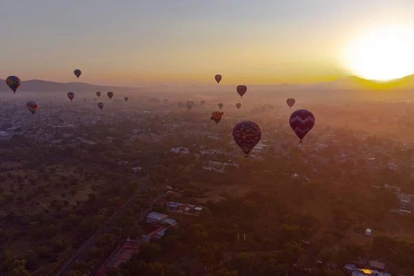 Napkelte Hőlégballonon Teotihuacan Piramis Felett — Stock Fotó