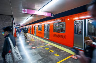 MEXICO CITY, MEXICO - 14 Mart 2022 - Salto del Agua metro istasyonu lastiksiz tren ile, Mexico City Metro (STC)
