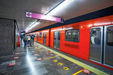 MEXICO CITY, MEXICO - 14 Mart 2022 - Salto del Agua metro istasyonu lastiksiz tren ile, Mexico City Metro (STC)