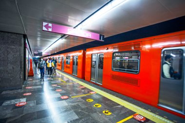 MEXICO CITY, MEXICO - 14 Mart 2022 - Salto del Agua metro istasyonu lastiksiz tren ile, Mexico City Metro (STC)