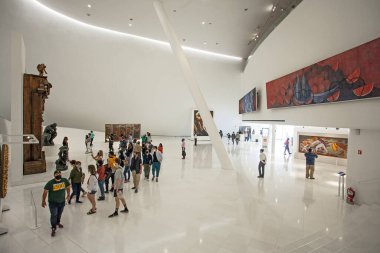 MEXICO ŞEHRİ - 14 Mart 2022: Soumaya Müzesi (Museo Soumaya). Soumayo Müzesi 'nde 30 asırlık sanat eserinden 66.000' den fazla eser var..