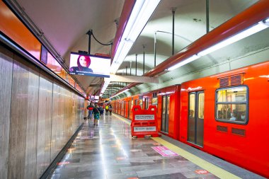 MEXICO CITY, MEXICO - 14 Mart 2022 - Salto del Agua metro istasyonu lastiksiz tren ile, Mexico City Metro (STC)