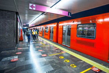 MEXICO CITY, MEXICO - 14 Mart 2022 - Salto del Agua metro istasyonu lastiksiz tren ile, Mexico City Metro (STC)
