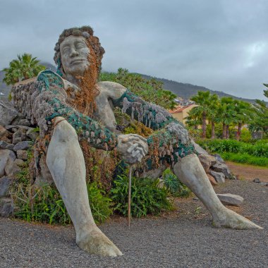 Tenerife, Kanarya Adaları - 4 Mart 2022: Sosyal bahçe ve Santa Ursula kıyısındaki La Quinta kentleşmesinde dev bir kadın heykeli