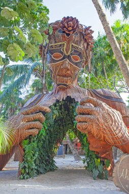 Tulum, Meksika - 26 Mart 2022. Daniel Popper 'ın dev heykeli Ven a la Luz, ya da Tulum, Meksika' da Işığa Gelirken