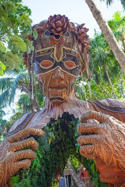 Tulum, Meksika - 26 Mart 2022. Daniel Popper 'ın dev heykeli Ven a la Luz, ya da Tulum, Meksika' da Işığa Gelirken