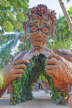 Tulum, Meksika - 26 Mart 2022. Daniel Popper 'ın dev heykeli Ven a la Luz, ya da Tulum, Meksika' da Işığa Gelirken