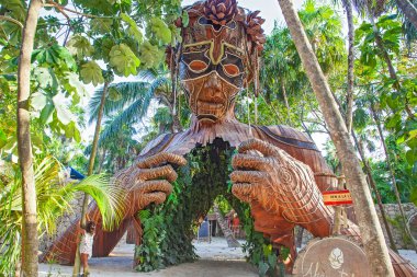 Tulum, Meksika - 26 Mart 2022. Daniel Popper 'ın dev heykeli Ven a la Luz, ya da Tulum, Meksika' da Işığa Gelirken