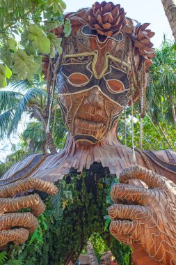 Tulum, Meksika - 26 Mart 2022. Daniel Popper 'ın dev heykeli Ven a la Luz, ya da Tulum, Meksika' da Işığa Gelirken