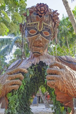 Tulum, Meksika - 26 Mart 2022. Daniel Popper 'ın dev heykeli Ven a la Luz, ya da Tulum, Meksika' da Işığa Gelirken