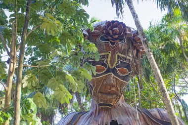 Tulum, Meksika - 26 Mart 2022. Daniel Popper 'ın dev heykeli Ven a la Luz, ya da Tulum, Meksika' da Işığa Gelirken