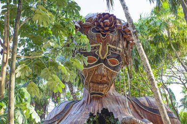Tulum, Meksika - 26 Mart 2022. Daniel Popper 'ın dev heykeli Ven a la Luz, ya da Tulum, Meksika' da Işığa Gelirken