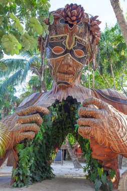 Tulum, Meksika - 26 Mart 2022. Daniel Popper 'ın dev heykeli Ven a la Luz, ya da Tulum, Meksika' da Işığa Gelirken