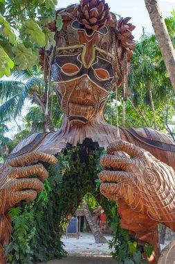 Tulum, Meksika - 26 Mart 2022. Daniel Popper 'ın dev heykeli Ven a la Luz, ya da Tulum, Meksika' da Işığa Gelirken