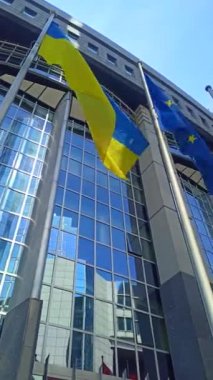 Brüksel, Belçika - 4 Haziran 2022: Ukrayna ve Avrupa bayraklı Avrupa Parlamentosu ofislerinin dışı.