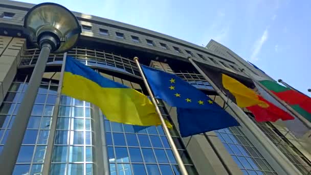 Brüksel Belçika Haziran 2022 Ukrayna Avrupa Bayraklı Avrupa Parlamentosu Ofislerinin — Stok video