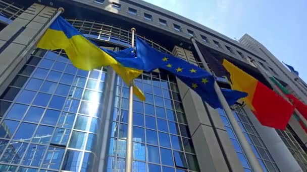 Brüksel Belçika Haziran 2022 Ukrayna Avrupa Bayraklı Avrupa Parlamentosu Ofislerinin — Stok video