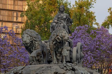 Madrid Meydanı 'ndaki Cibeles Çeşmesi, Mexico City' deki Colonia Roma - 1777 'de Madrid' de inşa edilen orijinalinin birebir kopyası.