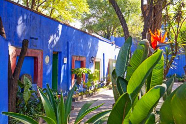 Blue House und courtyard of (La Casa Azul), historic house and art museum dedicated to the life and work of Mexican artist Frida Kahlo