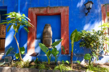 Blue House und courtyard of (La Casa Azul), historic house and art museum dedicated to the life and work of Mexican artist Frida Kahlo