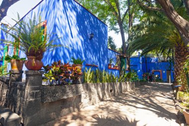 COYOACAN, MEXICO - 24 Mart 2022: Blue House und avlu (La Casa Azul), Meksikalı sanatçı Frida Kahlo 'nun yaşamı ve çalışmalarına adanmış tarihi ev ve sanat müzesi