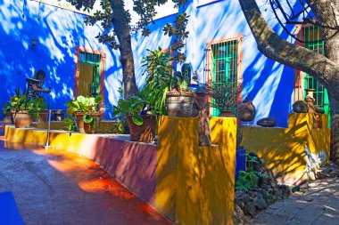 Mavi Saray ve Avlu (La Casa Azul), Meksikalı sanatçı Frida Kahlo 'nun yaşamı ve çalışmalarına adanmış tarihi ev ve sanat müzesi