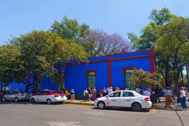 COYOACAN, MEXICO - 24 Mart 2022: Blue House und avlu (La Casa Azul), Meksikalı sanatçı Frida Kahlo 'nun yaşamı ve çalışmalarına adanmış tarihi ev ve sanat müzesi