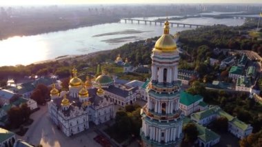 Kyivo-Pecherska Lavra ve Dnipro Nehri, gün doğumunda insansız hava aracı Ukrayna 'ya götürülür.