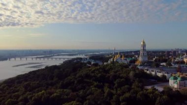 Kyivo-Pecherska Lavra ve Dnipro Nehri, gün doğumunda insansız hava aracı Ukrayna 'ya götürülür.