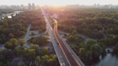 Kyiv şehri hava manzaralı metro köprüsü ve Dnipro nehri, Ukrayna