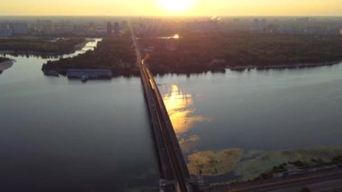 Kyiv şehri hava manzaralı metro köprüsü ve Dnipro nehri, Ukrayna