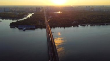 Kyiv şehri hava manzaralı metro köprüsü ve Dnipro nehri, Ukrayna