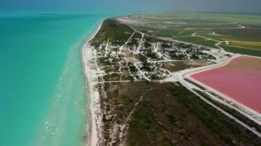 Pembe göller ve okyanus, Las Coloradas, Meksika 'da doğa.