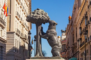 Bear and strawberry tree statue , the symbol of Madrid, in Puerta del Sol in Madrid, Spain. 