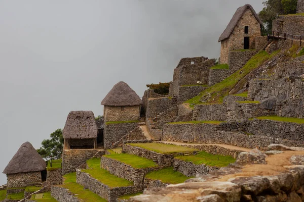 Ερείπια Σπιτιών Και Ταράτσες Ένα Γκρεμό Στο Μάτσου Πίτσου Περού — Φωτογραφία Αρχείου