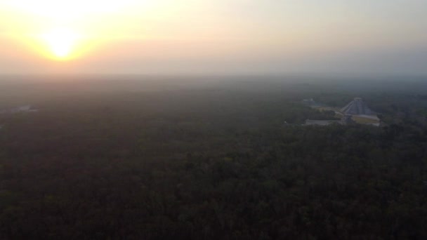 Chichen Itza Πυραμίδες Και Δάσος Νωρίς Πρωί Στην Ώρα Της — Αρχείο Βίντεο