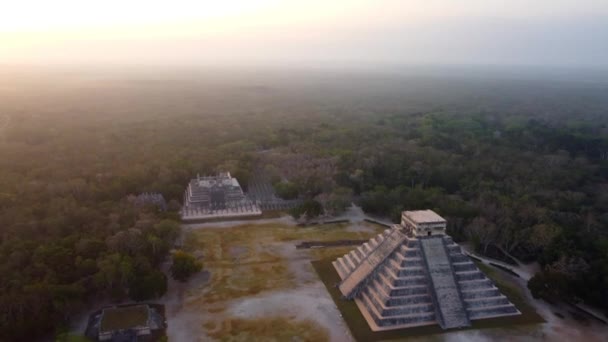 Chichen Itza Πυραμίδες Και Δάσος Νωρίς Πρωί Στην Ώρα Της — Αρχείο Βίντεο