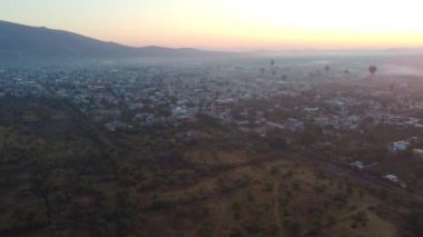 Teotihuacan Piramidinin üzerinde gün doğumu, Meksika