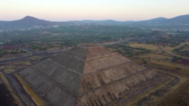 Teotihuacan Piramidinin üzerinde gün doğumu, Meksika