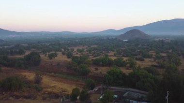 Teotihuacan Piramidinin üzerinde gün doğumu, Meksika
