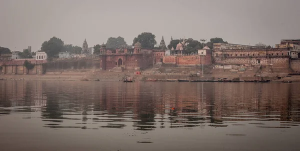 Varanasi India December Hindus Perform Ritual Puja Dawn Ganges River — Fotografia de Stock