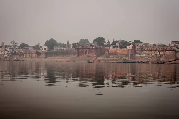 Varanasi India December Hindus Perform Ritual Puja Dawn Ganges River — Stock Photo, Image