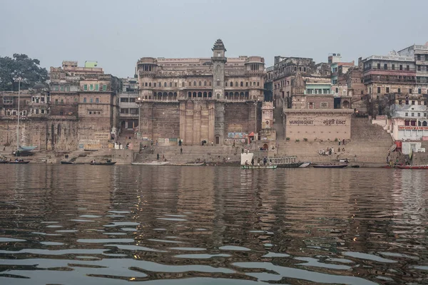 Варанаси Индия Декабря Индусы Исполняют Ритуальную Пуджу Рассвете Реке Ганг — стоковое фото