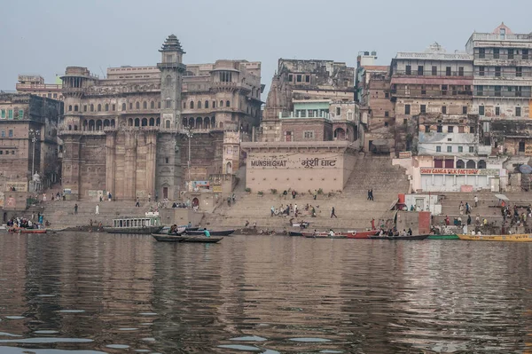 Varanasi India December Hindus Perform Ritual Puja Dawn Ganges River — Zdjęcie stockowe