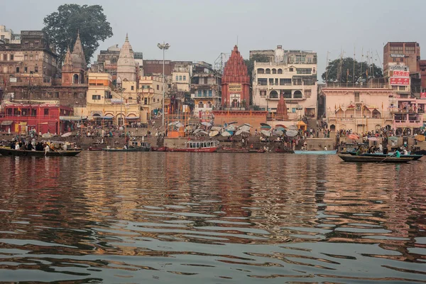 Varanasi India Νοεμβρίου Σκάφη Στις Όχθες Του Ποταμού Στις Ευοίωνες — Φωτογραφία Αρχείου
