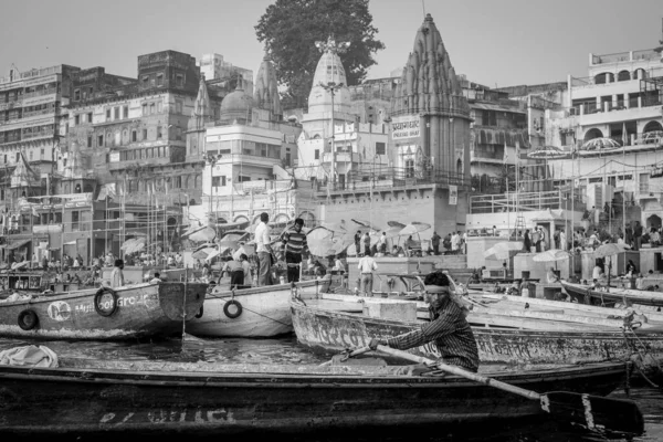 Varanasi India November 2013 Man Sailing Boat Ganges River Kumbh — Stockfoto