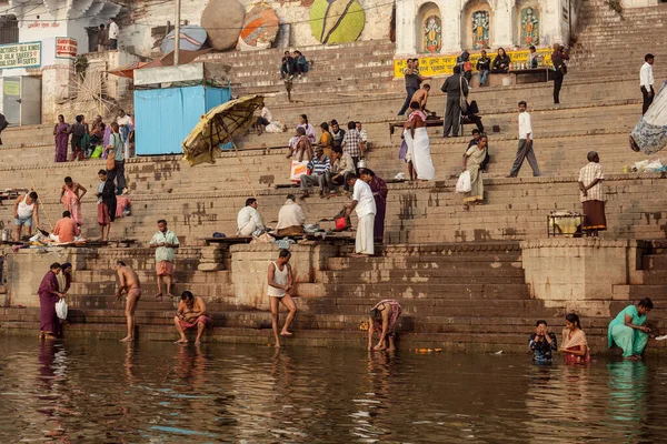 Varanasi India November Hindu Pilgrims Take Holy Bath River Ganges — Stockfoto